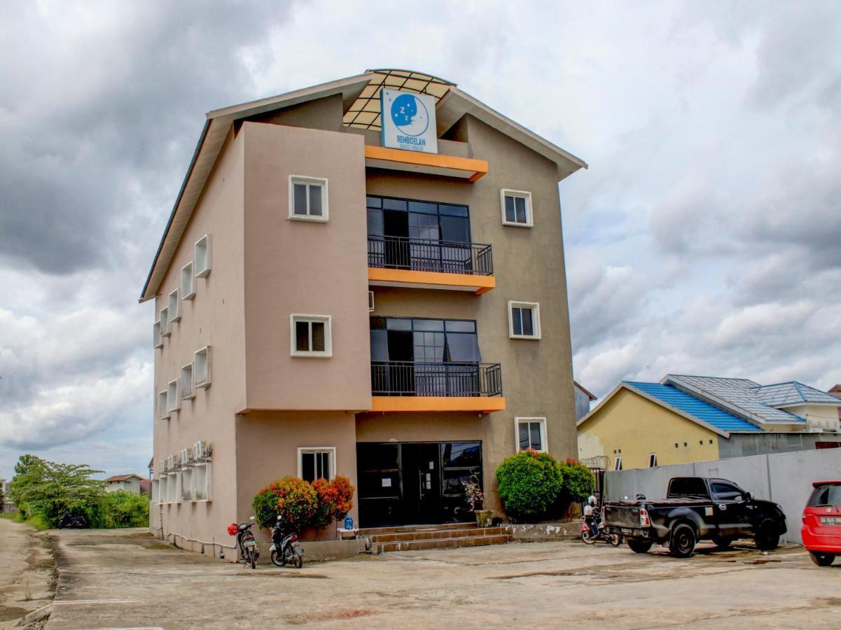 Oyo 90162 Remboelan Guest House Sungai Lutus Exterior foto